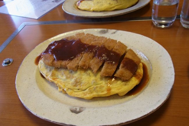 また市街地に戻り、お昼ご飯です。<br />ボルガライスの「ヨコガワ分店」へ。<br />カツの感じはソースカツ丼と似ています。<br />トマトケチャップ風のソース、下はオムライス。<br />まあ・・・似ているので、どちらかを食べるなら、ソースカツ丼かなぁ？<br />座敷でいただけたのでよかった。<br /><br />次は、越前海岸へむかいます。