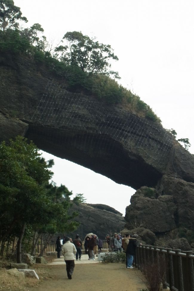 呼鳥門（こちょうもん）<br />大きな岩が海になだれ込むようにせり出し、風と波の侵食で岩に穴がぽっかり開いた洞穴。<br />とっても不思議な形状ですね。<br />子供たちは寝ていたので、私だけ〜