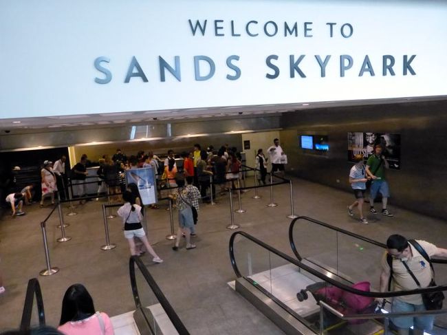 エスカレーターで地下に降りて