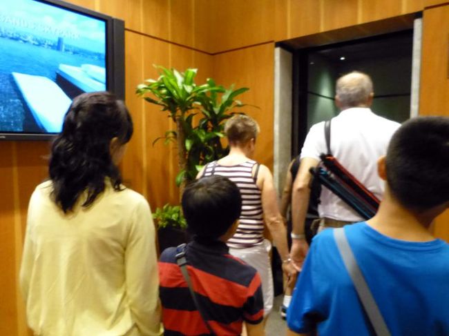 エレベーター前で記念写真を撮ってもらいエレベーターに乗り込みます