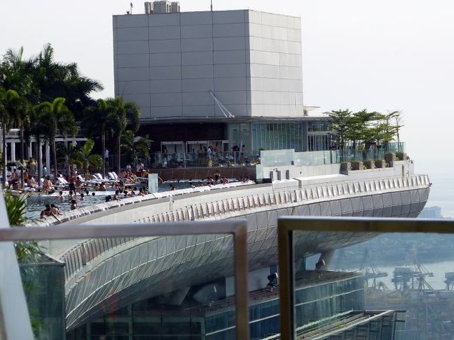 屋外プール世界最長３４０mのインフィニティープール