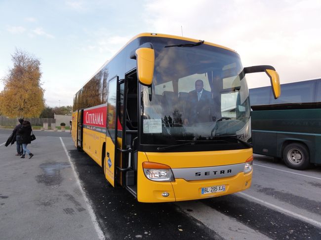 「約３時間」　かけて　「ブルージュ」　に向かいます。<br /><br /><br />フランスではバスの「速度」が制限されてます。<br />確か「１００キロ」だったかな・・・