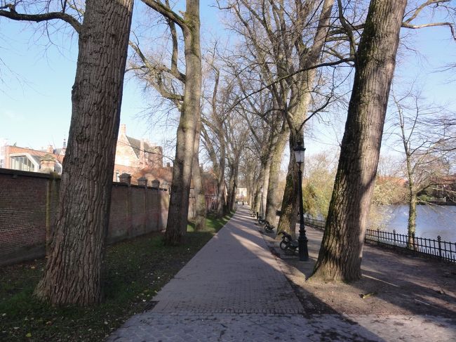 バスは中心部から少し離れた場所に停まったので「１０分程」歩きます。<br /><br /><br />中心部では、ほとんど　「車両」　は通っていませんでした。