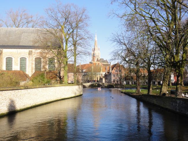 １２世紀に大津波が、海から１０ｋｍ以上も離れたブルッヘを襲った。その時に残された大きな溝に運河を作り、水路が整備され、町中に水路を張り巡らせ、船での交易に便利な港町を作った（ウィキペディア）。