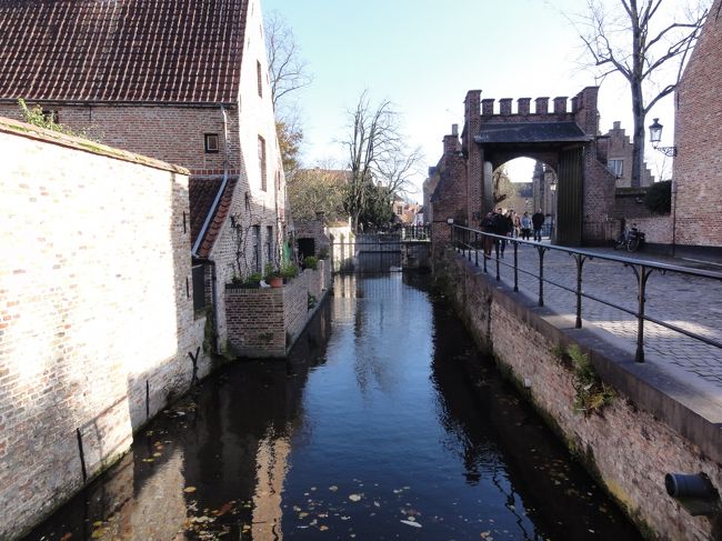 ブリュージュは北海に出る玄関口として格好な場所となり、イギリスや北欧と内陸を結ぶ交易都市となりました（ウィキペディア）。