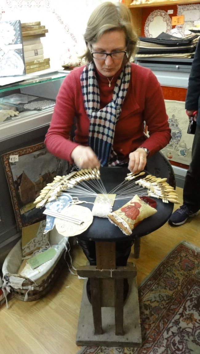 「機械で作ったレース」　や　「中国製のレース」　が多く出回っているけれども、ここは　「安心できる店」　とのことです。<br /><br /><br />納得です。