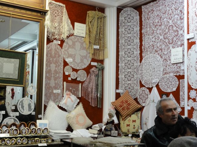 商品は　「数千円程」　します。<br /><br /><br />右端の方が　「ガイドさん」　です。<br /><br /><br />「３０年前」　に日本に留学経験あるフランス人でした。　