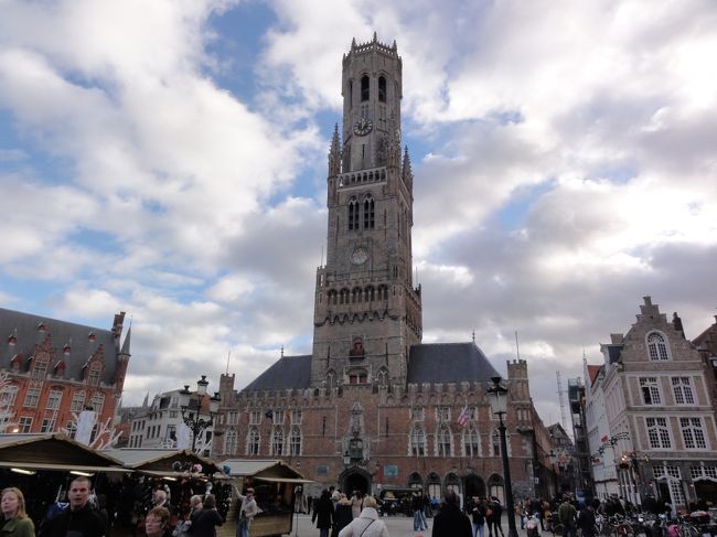 「マルクト広場」　です。<br /><br /><br />ここがブルージュの　「中心」　だといってもいいと思います。<br /><br /><br />写真は世界遺産でもある　「鐘楼」　です。