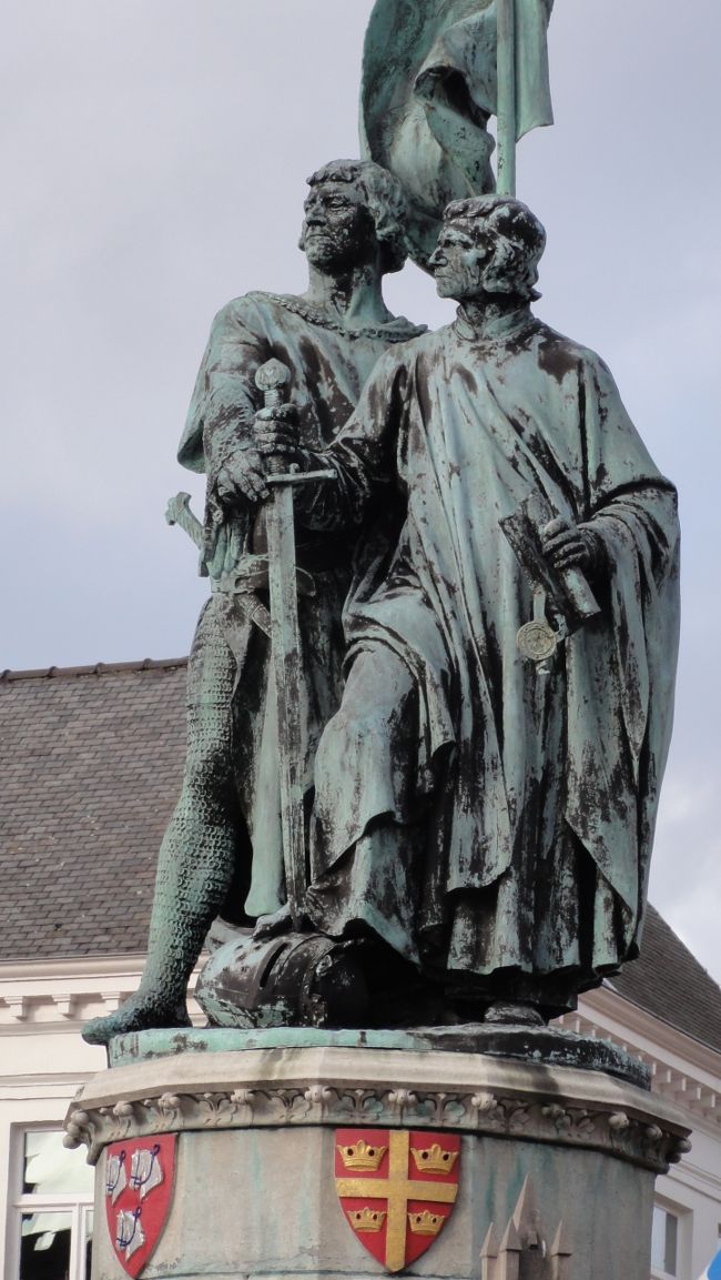 ブルージュの英雄<br /><br /><br />「ヤン・ブレーデル（肉屋）」<br /><br /><br />と<br /><br /><br />「ピーテル・デ・コーニング（織布工）」<br /><br /><br />です。<br /><br /><br />「フランスの圧政」　から　「自治権」　を守るため１３０２年に　「市民蜂起（黄金の拍車戦争）」　を起こしたときの英雄だそうです。