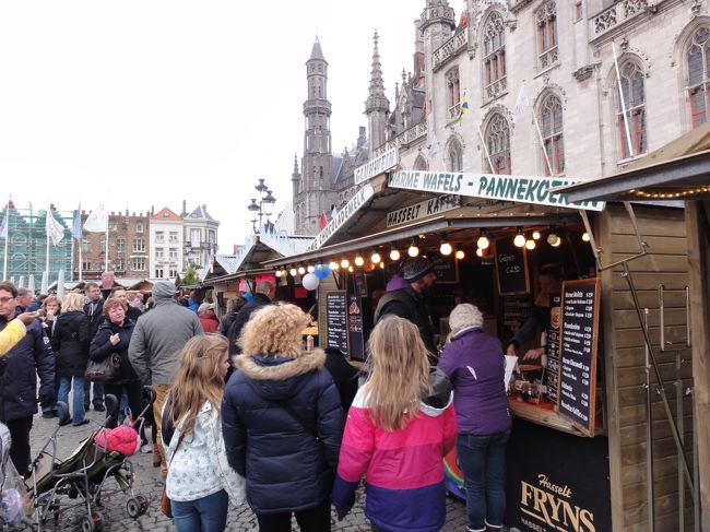 広場には日曜日だからなのか　「出店」　が集まってます。
