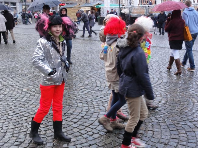 広い広場は　「約１ヘクタール」　の　「石畳」　。