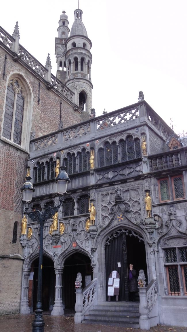 隣接する　「聖血礼拝堂」　です。<br /><br /><br />「１５世紀」　の　「ゴシック様式」　。<br /><br /><br />こちらも、「１３７６年〜１４２０年」　にかけて建てられたものです。