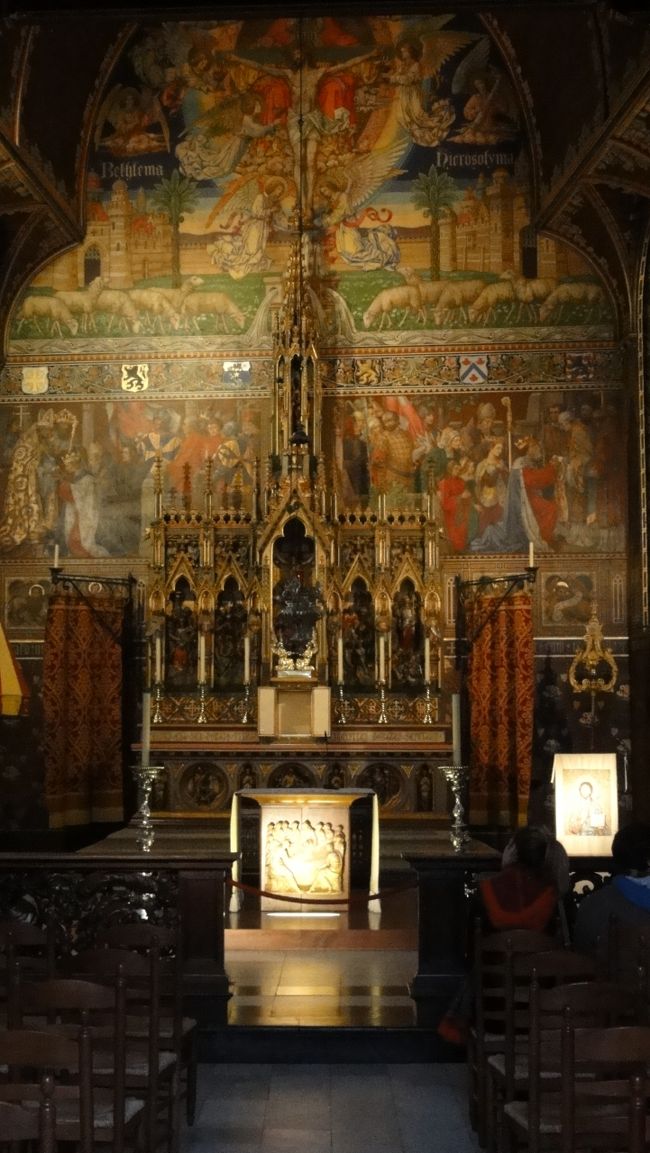 「第２回十字軍遠征」　に参加した　「フランドル伯ディードリック」　が、１１４９年に帰路で　「コンスタンチノープル」　に立ち寄り　「聖血の遺物（キリストの血）」　を持ち帰り祭壇に納められてます。