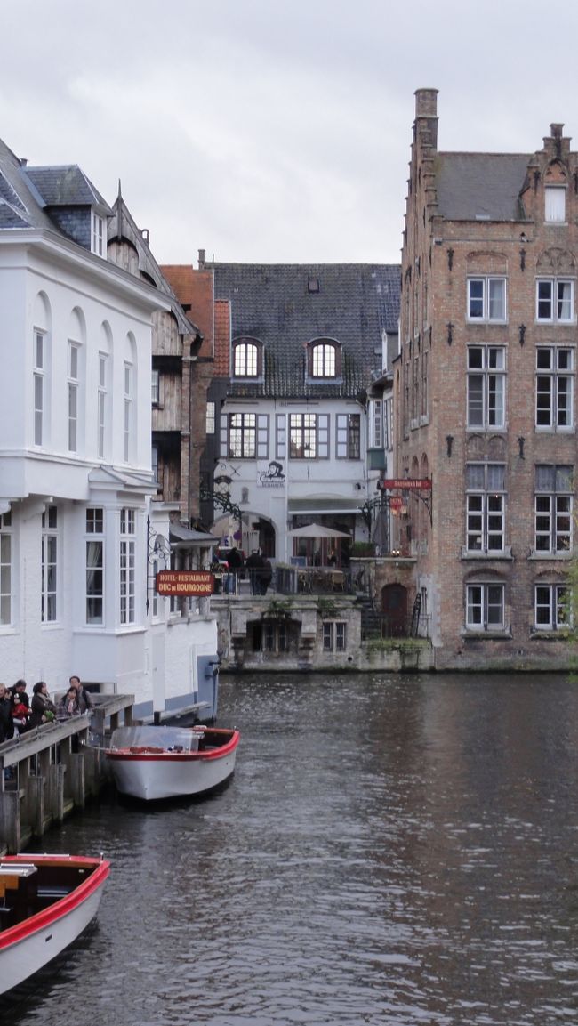 「運河クルーズ」　の　「発着場」　。<br /><br /><br />発着場は　「複数」　ありました。<br /><br /><br />「ブリュージュ」に来たなら必ず乗らなければならないぐらいの「運河クルーズ」だそうです。