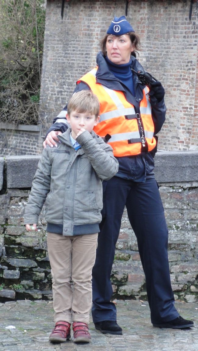 「迷子」　と　「婦人警官」　。