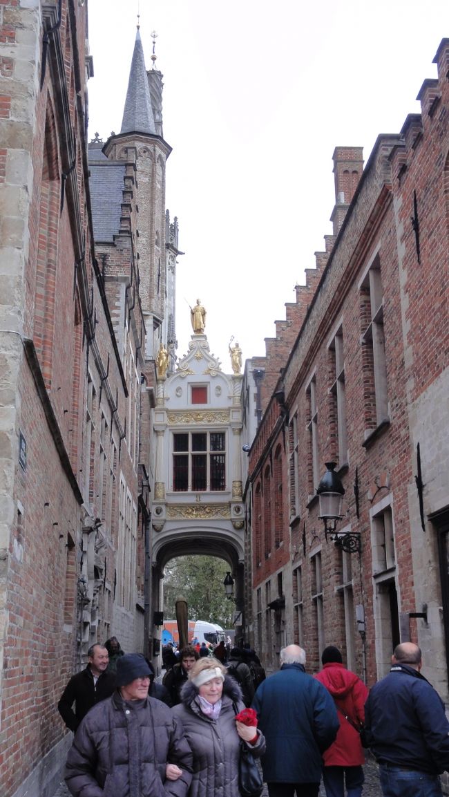 この細い道が　「ブルグ広場」、「マルクト広場」　に通じているので混み合います。