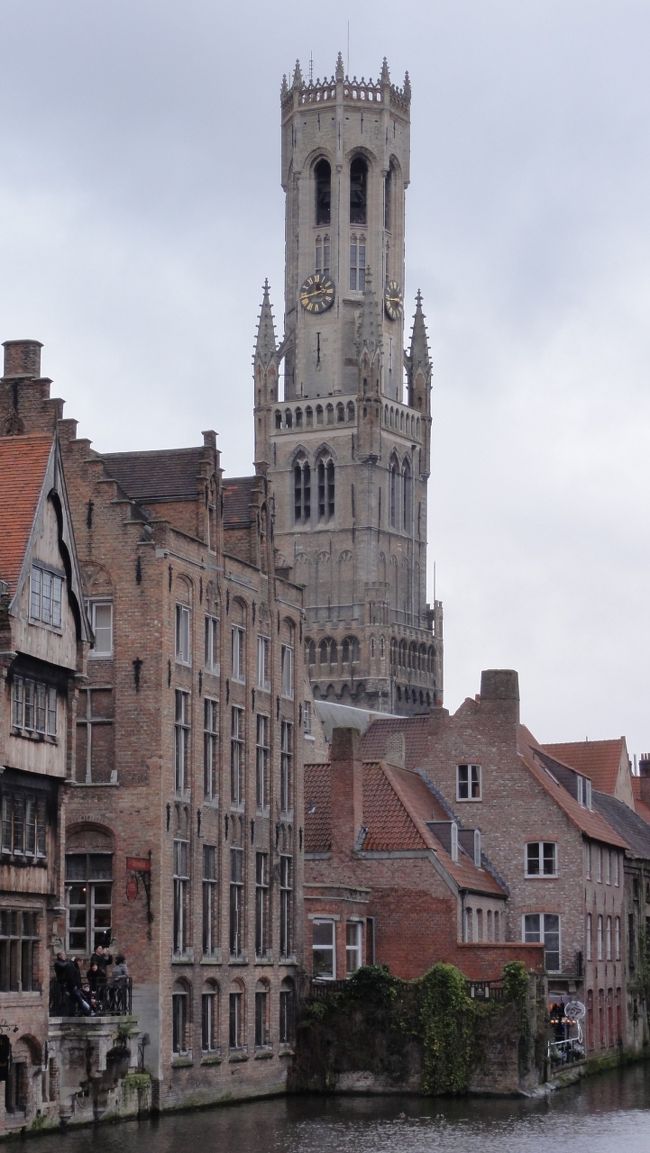 奥の塔は　「鐘楼（世界遺産）」　です。