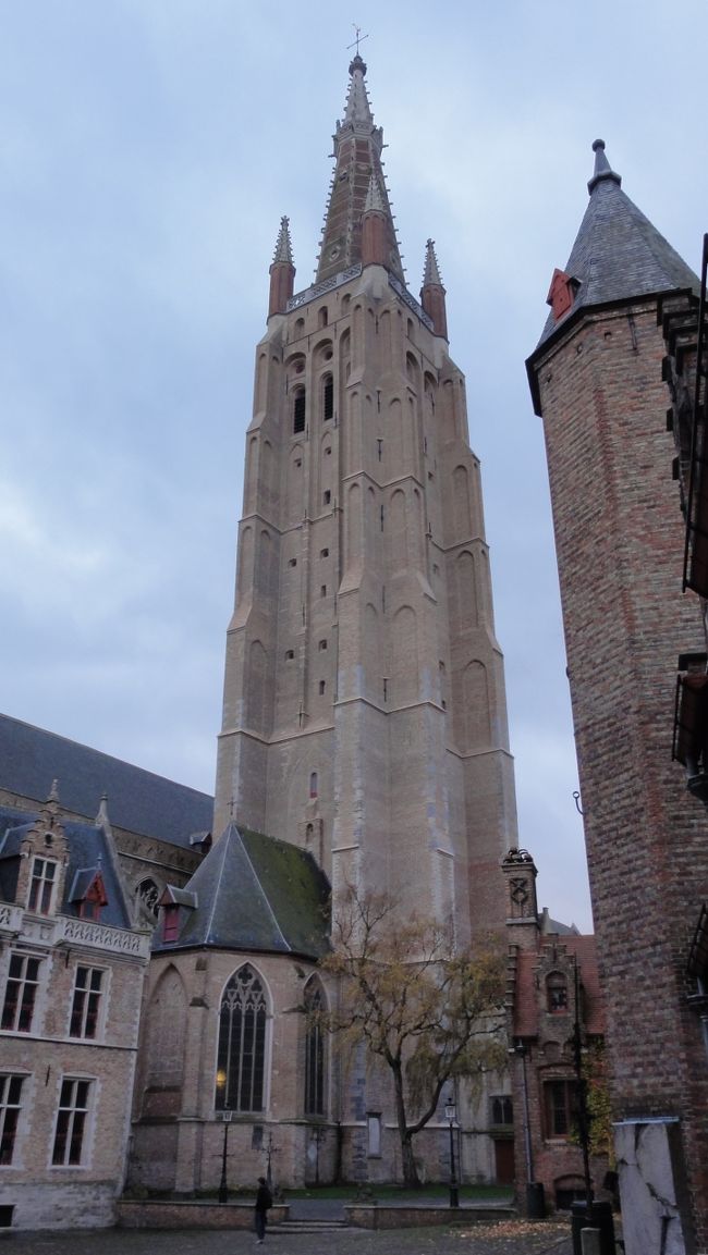 「１０世紀〜１４世紀」　に建てられた教会。<br /><br /><br />塔の高さは　「１２２ｍ」　です。