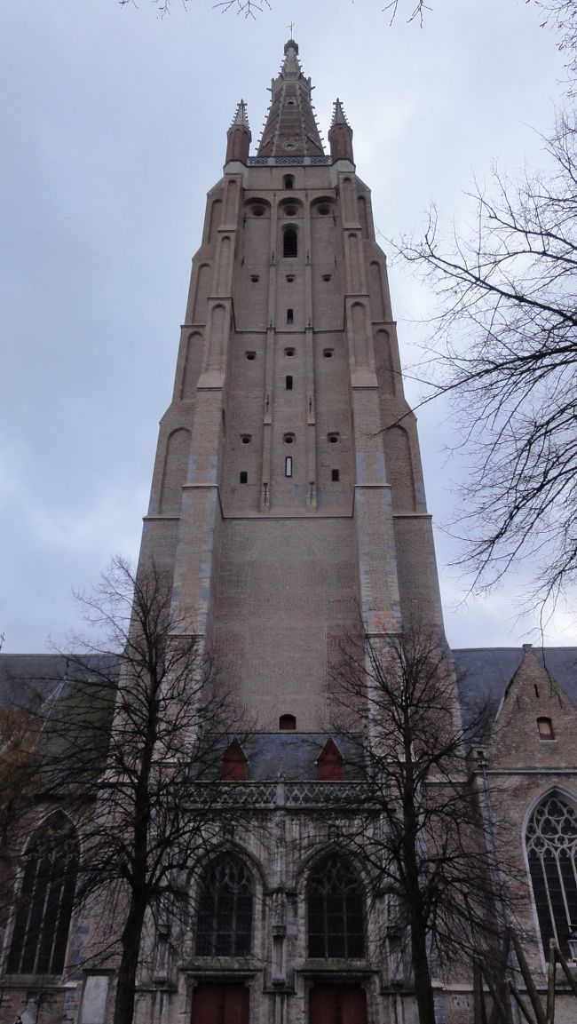 「ミケランジェロ」　の彫刻　「聖母子像」　が有名なんですが時間がなく次の機会です。