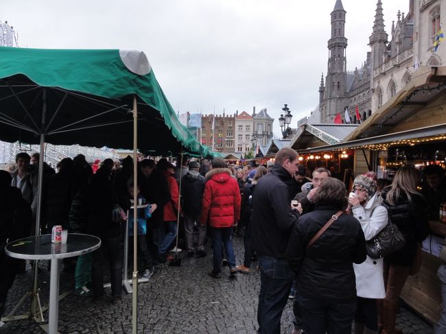 集合場所の　「マルクト広場」　に戻って来ました。<br /><br /><br />日本人にはめずらしく　「１５分遅刻」　の　「母娘の親子」　がいました。<br /><br /><br />謝りもせず、ワッフル食べながら笑ってました！