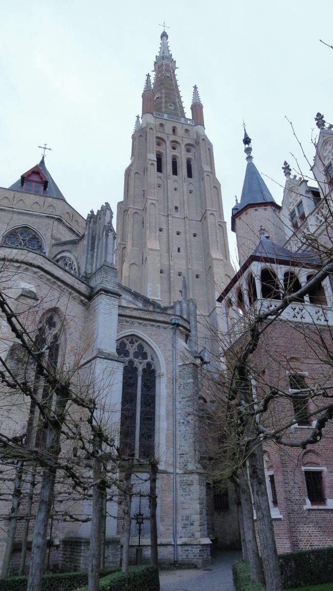 ブルージュは　「ハンザ同盟」　に加わり　「金融・貿易」　の一大拠点として繁栄しましたが、「大型船」　が入港できないといった理由から、徐々に廃れていきました。<br /><br /><br />「毛織物業」　によって　「１５世紀」　が全盛期でした。