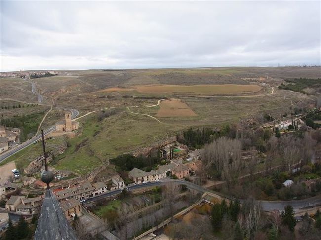 ラ・ベラ・クルス教会あたりまで行けばその構図を見れるようですが、時間も無く。<br /><br />カスティーリャの大地が広がります。