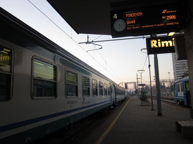 ローカル列車でボローニャにむかいます。