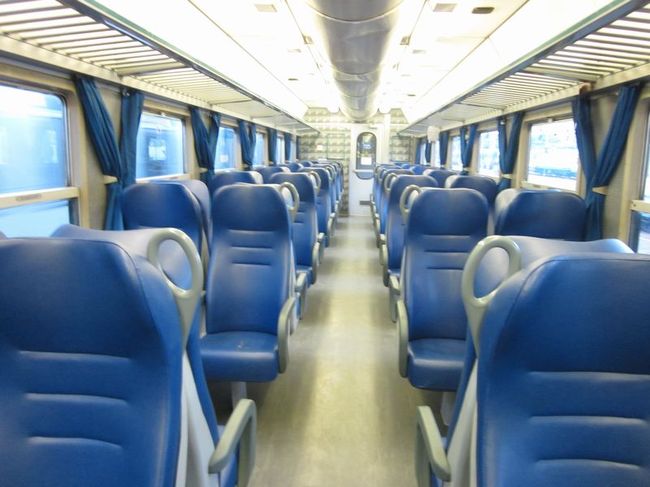 ローカル列車の車内の様子です。リミニを出発した時はガラガラの状態でしたが、続々と通勤客が乗り込み、ボローニャ到着時は満員となっていました。