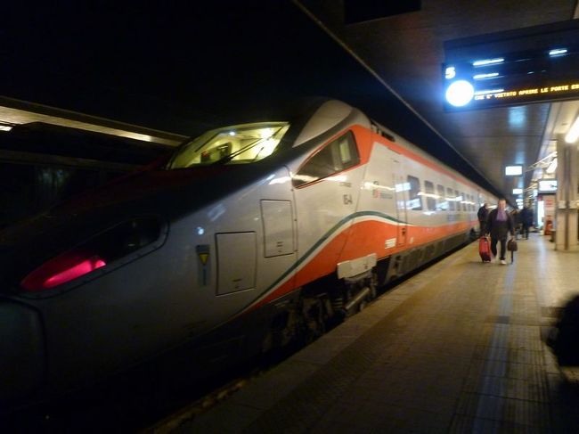 ボローニャから約1時間半で、ベネチア・サンタルチア駅に到着です。実に26年ぶりのベネチア訪問ですが、40分後のウィーン行き列車に乗り継ぐまでのわずかな滞在です。<br /><br />★1983年のベネチア旅行記はコチラ<br />http://4travel.jp/traveler/satorumo/album/10545191/<br />