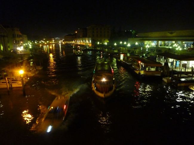 スカルツィ橋より運河を眺めてみます。