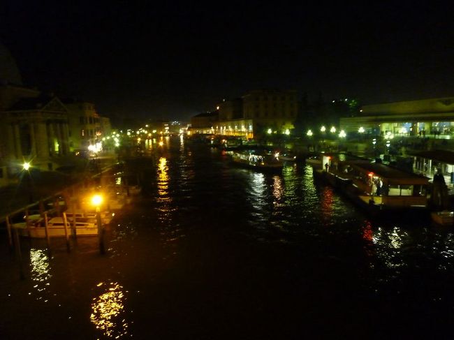 特にライトアップなどなされていないので少々暗いですが、風情は満点です。