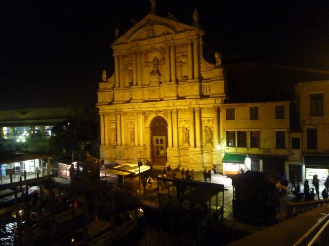 駅の横にはリ・スカルツィ教会が建っています。