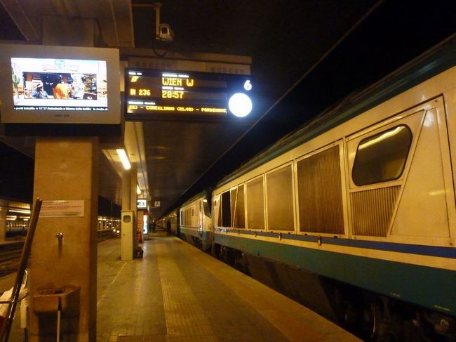 ウィーン行き夜行列車はすでにホームに入線していました。<br /><br />