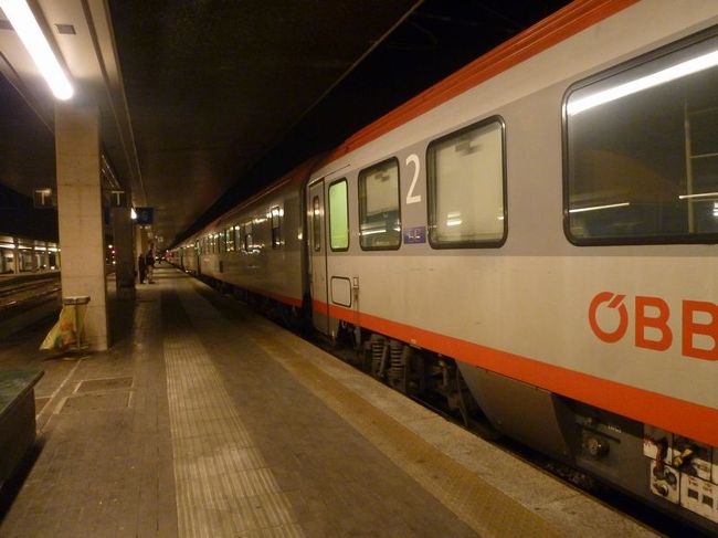 古い客車が連なる夜行列車も風情満点です。高速新線の開通やＬＣＣの発達でこういった夜行列車も少なくなりました。1983年のヨーロッパ旅行では、ユーレイルパス片手に夜行列車を宿代わりに移動していたものでしたが、時代は変わりました｡｡｡