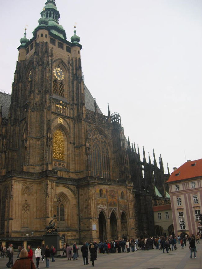  聖ヴィート大聖堂南側です。かなり下がってやっとほぼ全体が入りました。