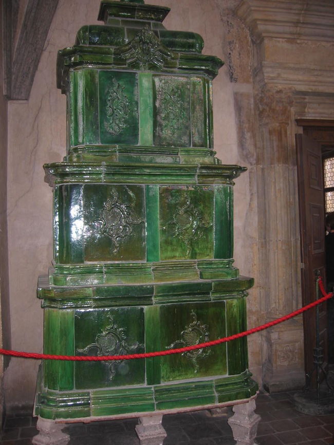  聖ヴィート大聖堂の中です。緑の瓶は、当時からある暖房器具で、今でも使われているとのことです。