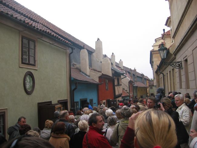 プラハ城内にある黄金小路です。１６世紀と１７世紀の錬金術師や王室の側近の家だったそうです。