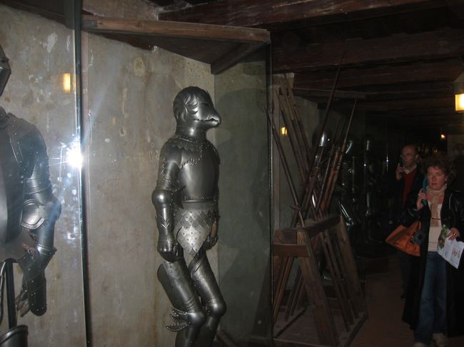 中性の鎧がズラリと展示されています。（黄金小路内）