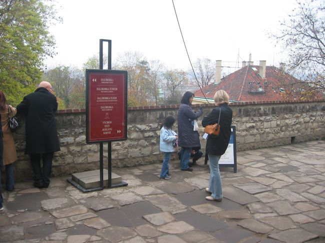 プラハ城観光後、街へ戻っています。