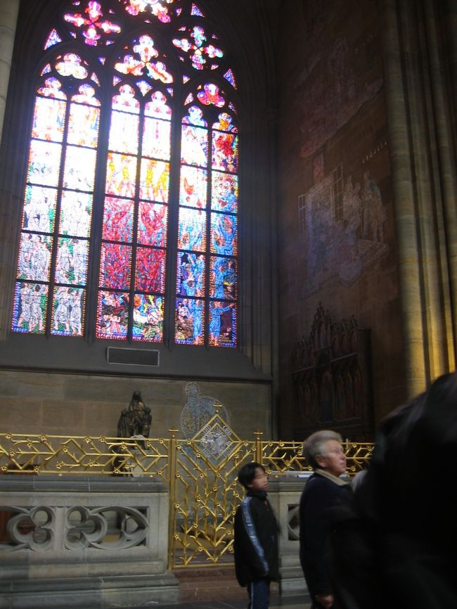 ステンドグラスが綺麗です。