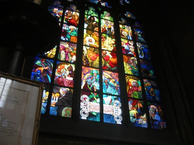 西門を入って左から３番目にムハ（ミュシャ）の<br />ステンドグラスがあります。色使いなどほかと違って目立ちちます。