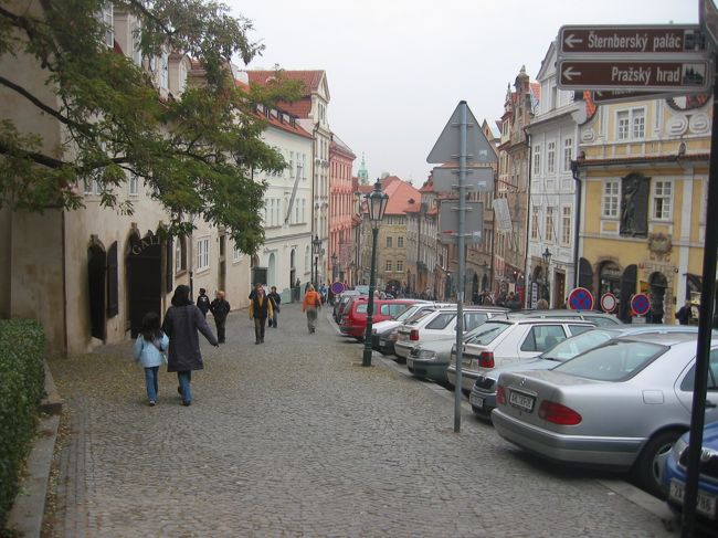 プラハ城を出て、街へ戻っています。