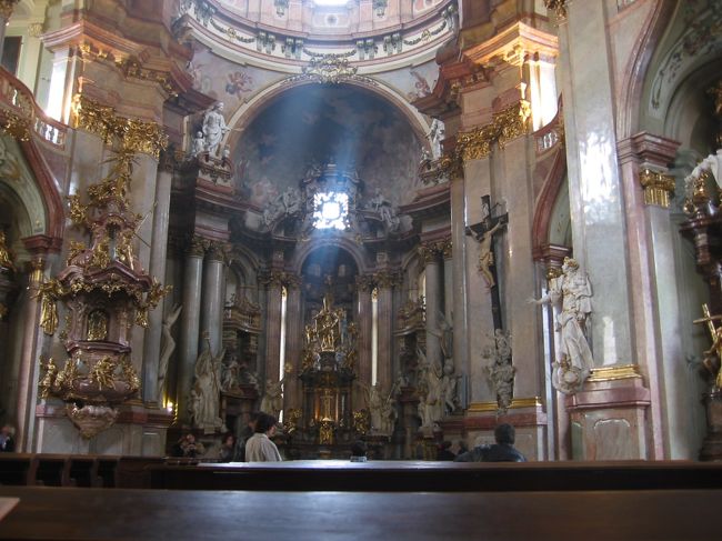 聖ニコラス教会内部です。<br />バロック調の教会は1704年から1755年の間に Kilian Dientzenhoferによって建てられたそうです。