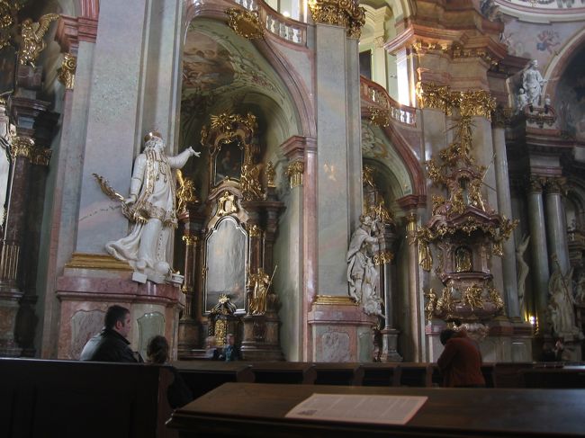 内部の装飾が豪華です。