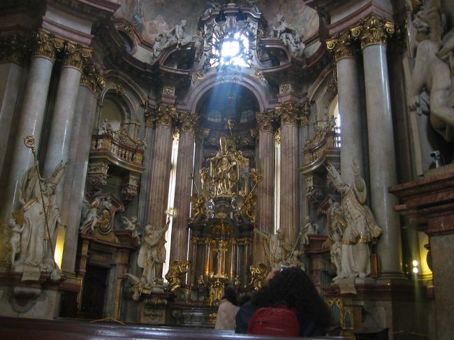 内部の装飾が豪華です。