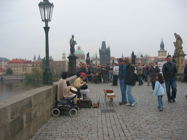 カレル橋の上でのライブ演奏。