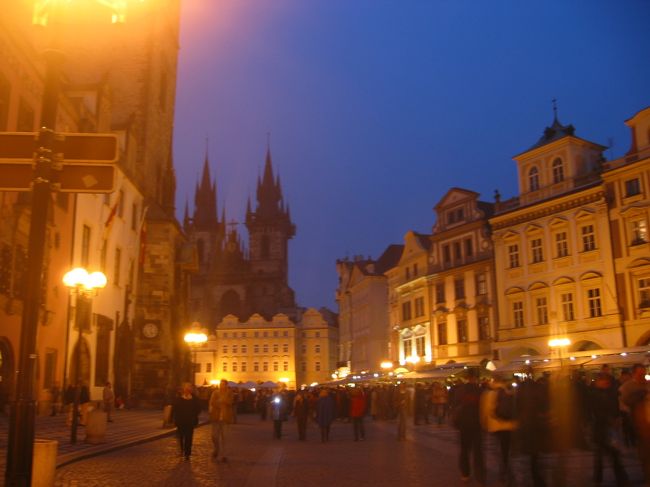 夜のプラハの街並み