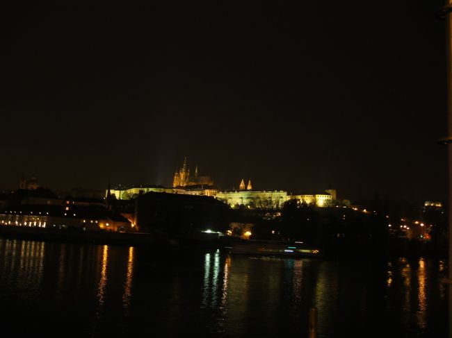 遠くにプラハ城が見えます。<br /><br />あとこの時間からミュンヘンに車で帰りました。帰りにプラハ周辺で迷ってしましい。近くにいたお巡りさんに道を尋ねたところ、日本語が通じびっくりしました。なぜ日本語が喋れるのか聞いたところ趣味で勉強してるとのこと。そういえばプラハには結講、日本人がいます。その理由の一つに、日本の自動車メーカのチェコへの進出です。日本の自動車会社の工場とその部品メーカの工場が結講プラハ周辺にあります。