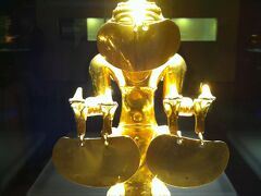 黄金博物館です。一般的にボゴタの博物館は無料らしいのですが、ここだけは入場料を取られました。１５０円ちょっとですが....。

子供の頃｢アンデス少年ペペロ｣で初めて耳にした黄金の都エルドラドという言葉はこのコロンビアの事を指している事を知り　一人感動。。

ただ期待感の割には黄金は少ない感じです..。でも前回ペルーのリマで見たゴールド博物館よりもず〜っと保存状態も陳列の仕方も良く、いい感じです。

館内は、写真はフラッシュさえたかなければ自由に撮れます。なんかこの辺が日本の感覚と違います...。良い事ですが..。