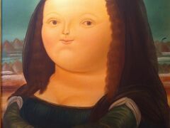 非常に有名で結構誰もがどこかで目にした事がある絵ですが、モナリザですね。

これはフェルナンド・ポテロというコロンビアを代表する芸術家が　ジョークではなく　真剣に太っちょばかりを描き続けています。

パリに在住していてまだ健在のようですが、骨董等の収集家でもあり、大金持ちの道楽で　有名な絵画も沢山保管してあります。

その金は、もしかしたらマフィアから流れていたりして...。と邪推させてしまうところがコロンビアという地域性です..。